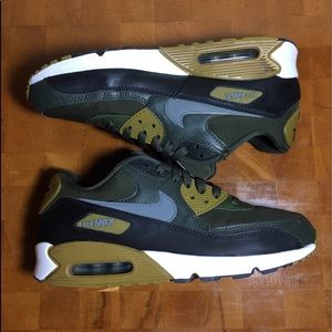 Nike Air Max essential size 9